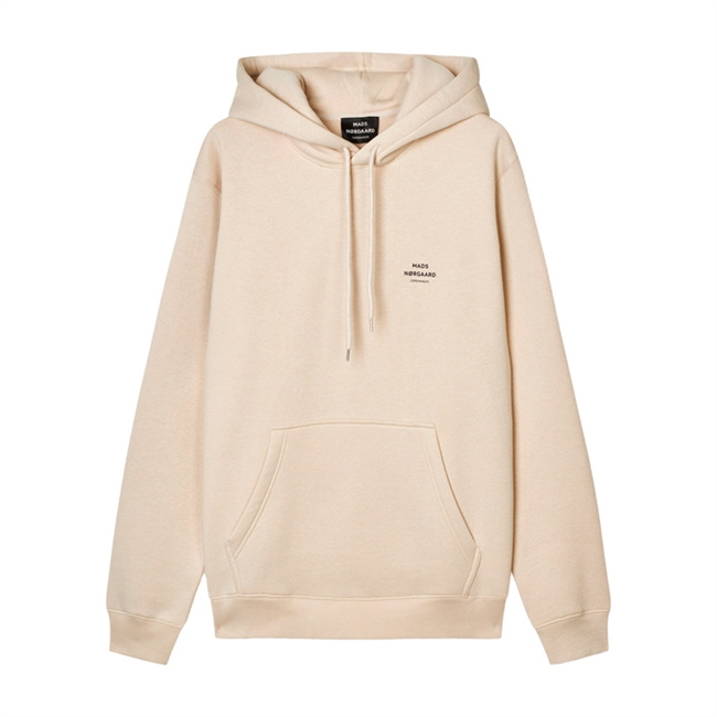 Behagelig sand farvet hoodie med logo fra Mads Nørgaard