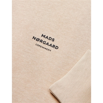 Behagelig sand farvet hoodie med logo fra Mads Nørgaard