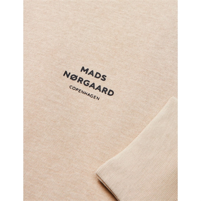 Behagelig sand farvet hoodie med logo fra Mads Nørgaard