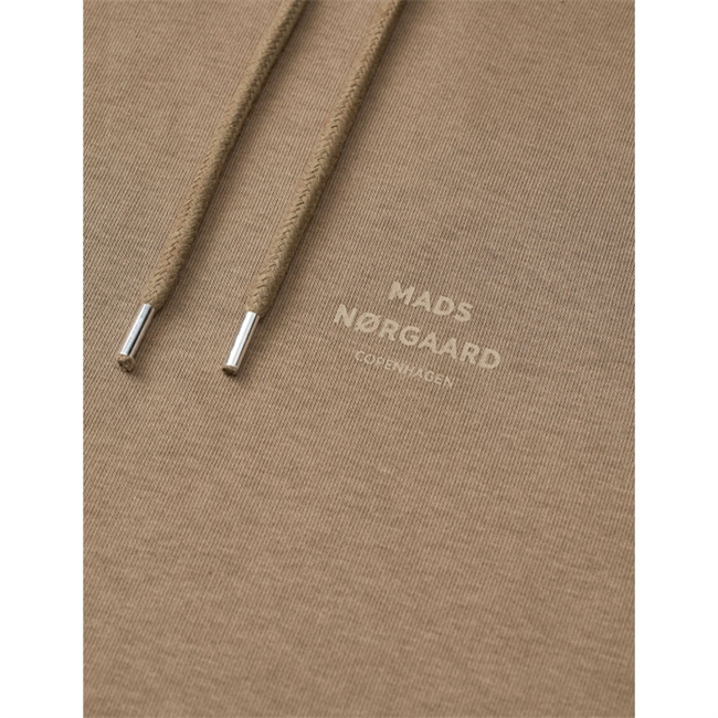 Pæn basic hoodie i brun med logo fra Mads Nørgaard