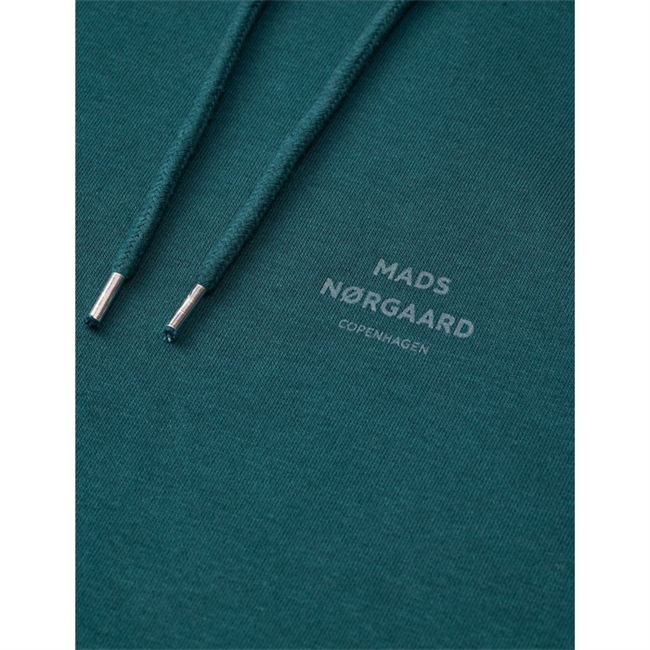 Pæn basic hoodie i grøn med logo fra Mads Nørgaard