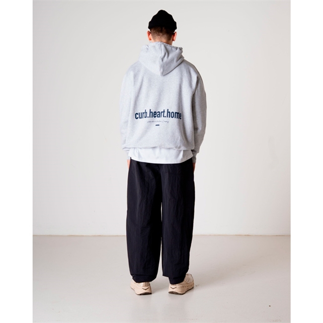Moderne grå hoodie med logo i fronten og print på ryggen fra Woodbird