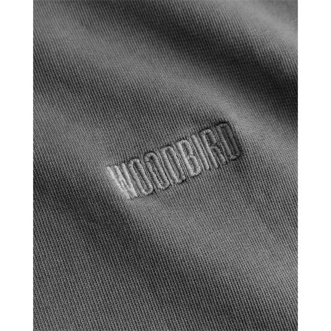 Moderne mørkegrå hoodie med broderet logo på ryggen fra Woodbird