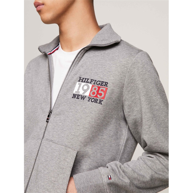 Lækker gennem lynet grå sweatshirt fra Tommy Hilfiger.
