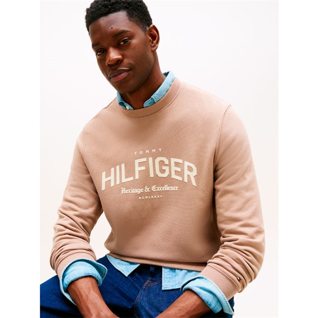 Moderne og komfortabel beige sweatshirt fra Tommy Hilfiger med tryk