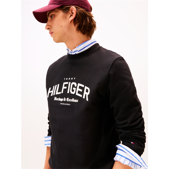Moderne og komfortabel sort sweatshirt fra Tommy Hilfiger med tryk