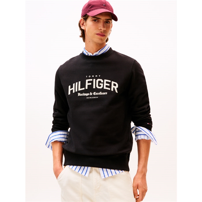 Moderne og komfortabel sort sweatshirt fra Tommy Hilfiger med tryk