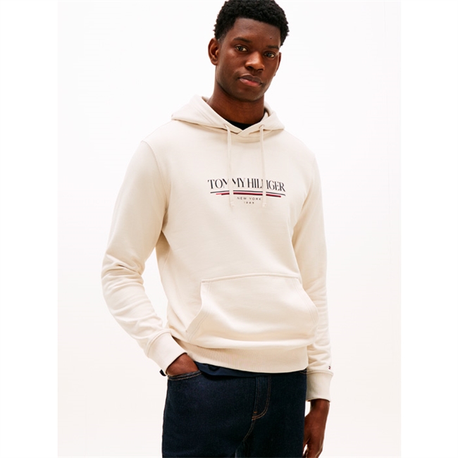 Lækker klassisk hoodie i sand farve med logo fra Tommy Hilfiger