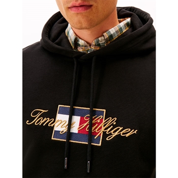 Lækker sort hoodie med logo og unikke detaljer fra Tommy Hilfiger