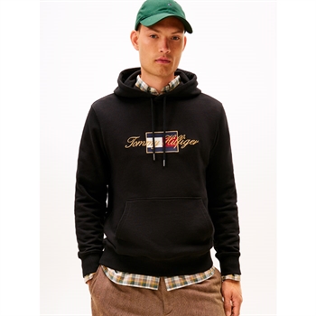 Lækker sort hoodie med logo og unikke detaljer fra Tommy Hilfiger
