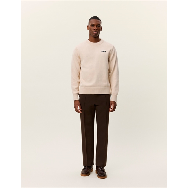 Flot sandfarvet crewneck strik fra Les Deux med logo