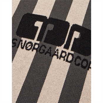 Moderne fodbolds strik i beige og grå fra Mads Nørgaard