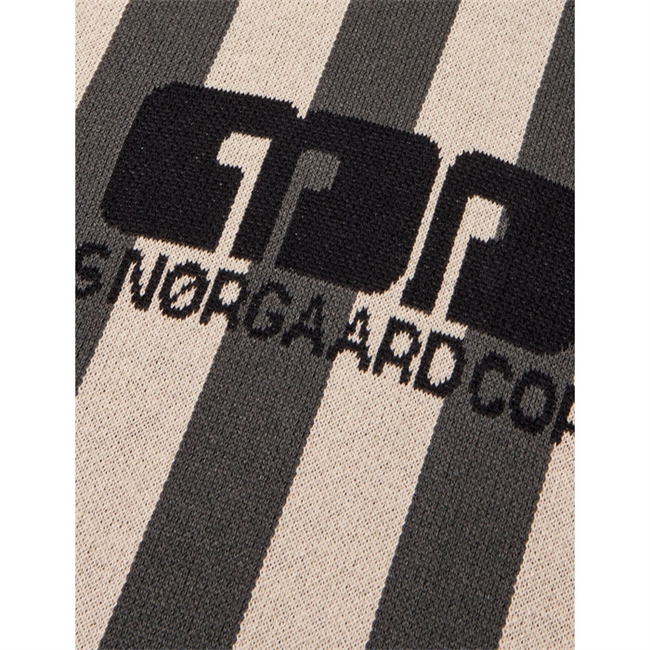 Moderne fodbolds strik i beige og grå fra Mads Nørgaard