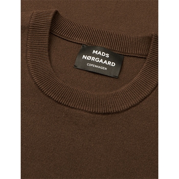 Pæn og enkel strik i brun fra Mads Nørgaard