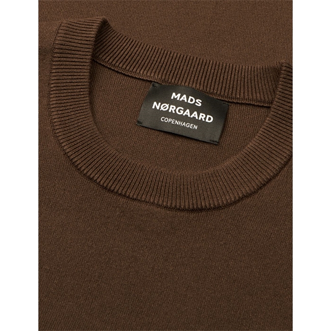 Pæn og enkel strik i brun fra Mads Nørgaard