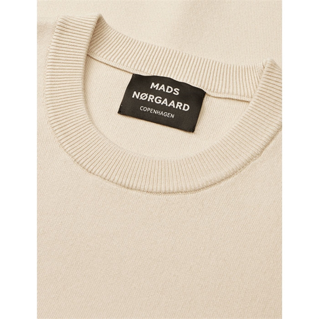 Pæn sandfarvet strik fra Mads Nørgaard