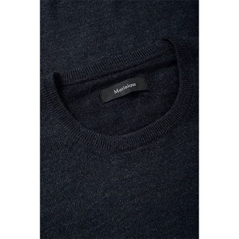 Pæn og enkel strik i navy fra Matinique