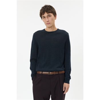 Pæn og enkel strik i navy fra Matinique