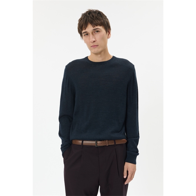 Pæn og enkel strik i navy fra Matinique