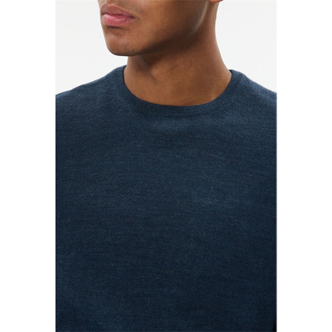 Pæn og enkel strik i mellemblå farve fra Matinique