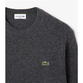 Pæn og enkel grå strik med logo fra Lacoste