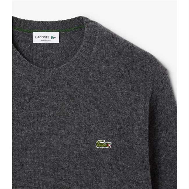 Pæn og enkel grå strik med logo fra Lacoste