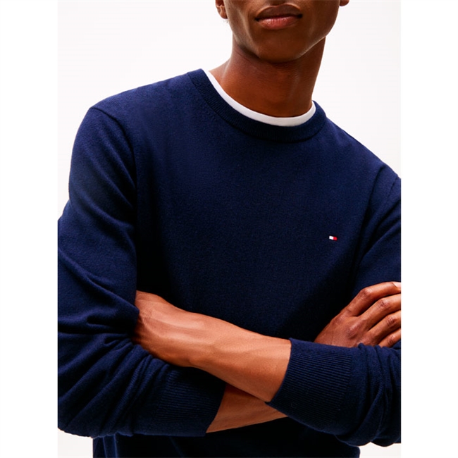 Lækker navy crew neck strik i materialet casmereuld og bomuld fra Tommy Hilfiger