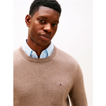 Lækker beige crew neck strik i materialet casmereuld og bomuld fra Tommy Hilfiger