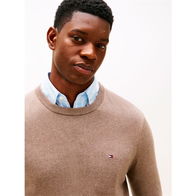 Lækker beige crew neck strik i materialet casmereuld og bomuld fra Tommy Hilfiger