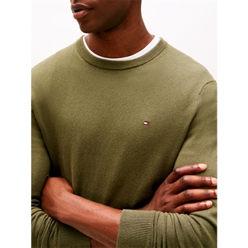 Lækker mørkegrøn crew neck strik i materialet casmereuld og bomuld fra Tommy Hilfiger