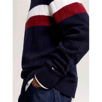 Lækker blå strik med stribede detaljer fra Tommy Hilfiger.