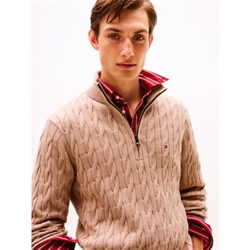 Lækker half-zip strik i brun fra Tommy Hilfiger med logo