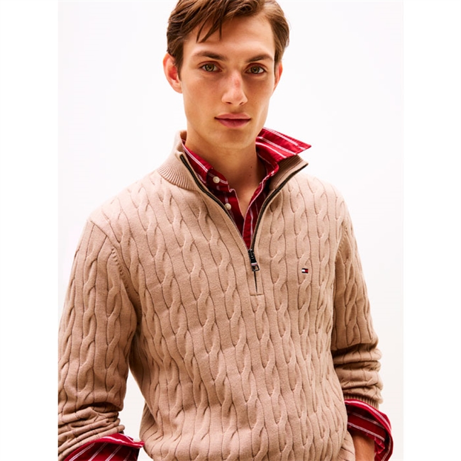 Lækker half-zip strik i brun fra Tommy Hilfiger med logo