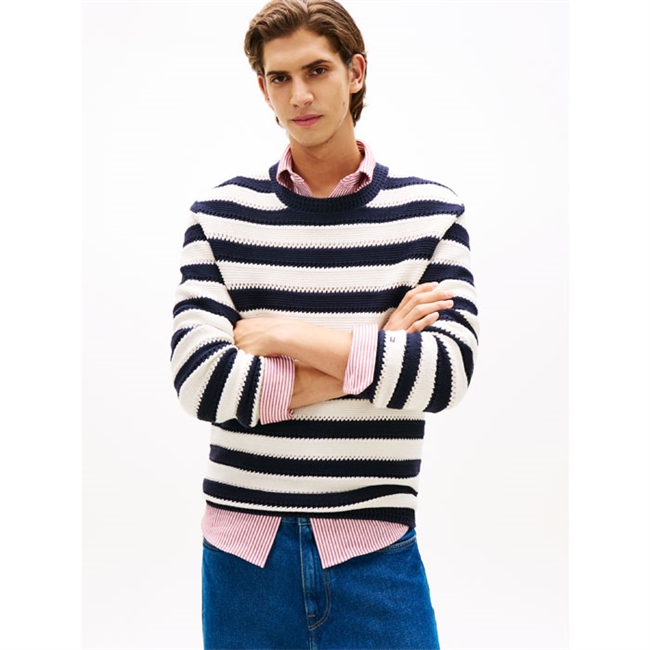 Moderne stribet strik i navy / off white fra Tommy Hilfiger