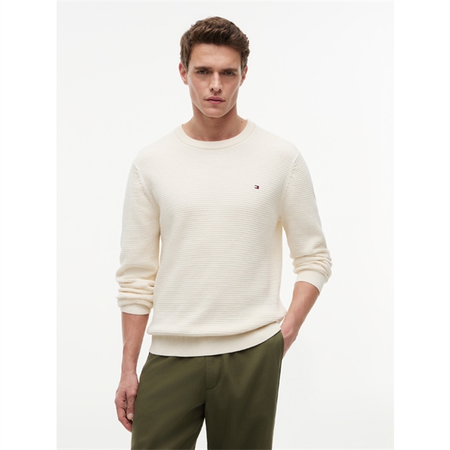 Smart struktureret crew neck strik i beige fra Tommy Hilfiger med logo