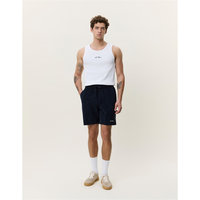 Moderne shorts i navy med logo fra Les Deux