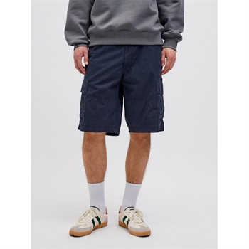 Mørkeblå cargo shorts med lårlommer fra Jack & Jones.