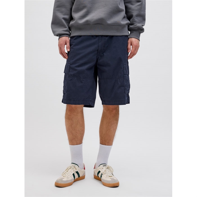 Mørkeblå cargo shorts med lårlommer fra Jack & Jones.