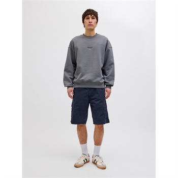 Mørkeblå cargo shorts med lårlommer fra Jack & Jones.