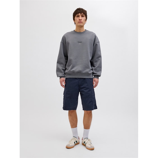 Mørkeblå cargo shorts med lårlommer fra Jack & Jones.