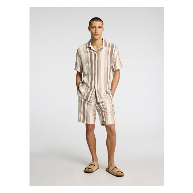 Lækre sommer shorts i sand farve med striber fra Selected