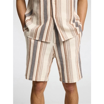 Lækre sommer shorts i sand farve med striber fra Selected