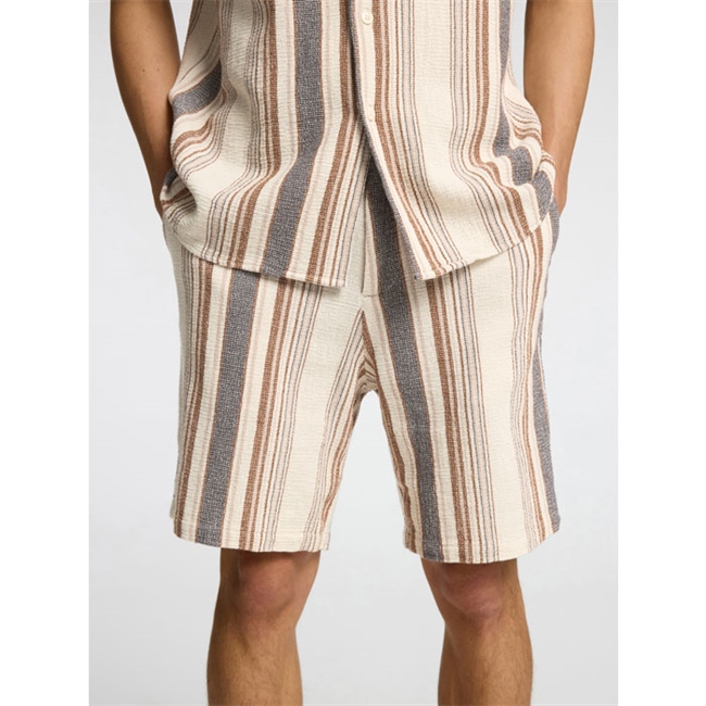 Lækre sommer shorts i sand farve med striber fra Selected