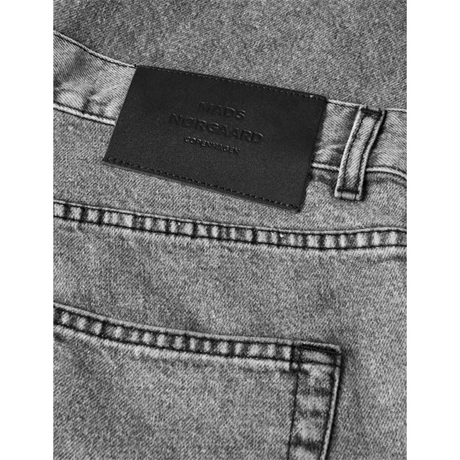 Vaskede sorte denim shorts fra Mads Nørgaard.