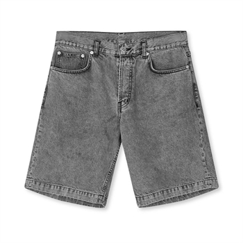 Vaskede sorte denim shorts fra Mads Nørgaard.