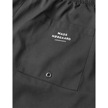 Moderne klassiske badeshorts i sort fra Mads Nørgaard