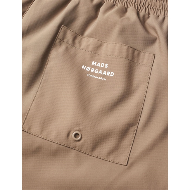 Moderne klassiske badeshorts i brun fra Mads Nørgaard