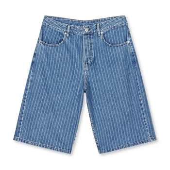 Moderne denim shorts i blå med hvide striber fra Mads Nørgaard