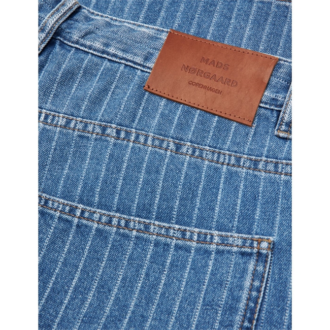 Moderne denim shorts i blå med hvide striber fra Mads Nørgaard