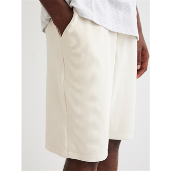 Moderne plisserede shorts i sand farve fra Woodbird